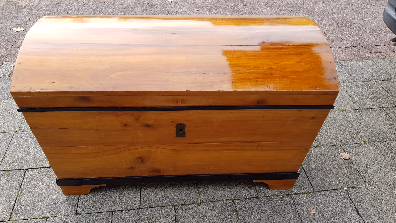 Restaurierte Truhe mit gewölbtem Deckel