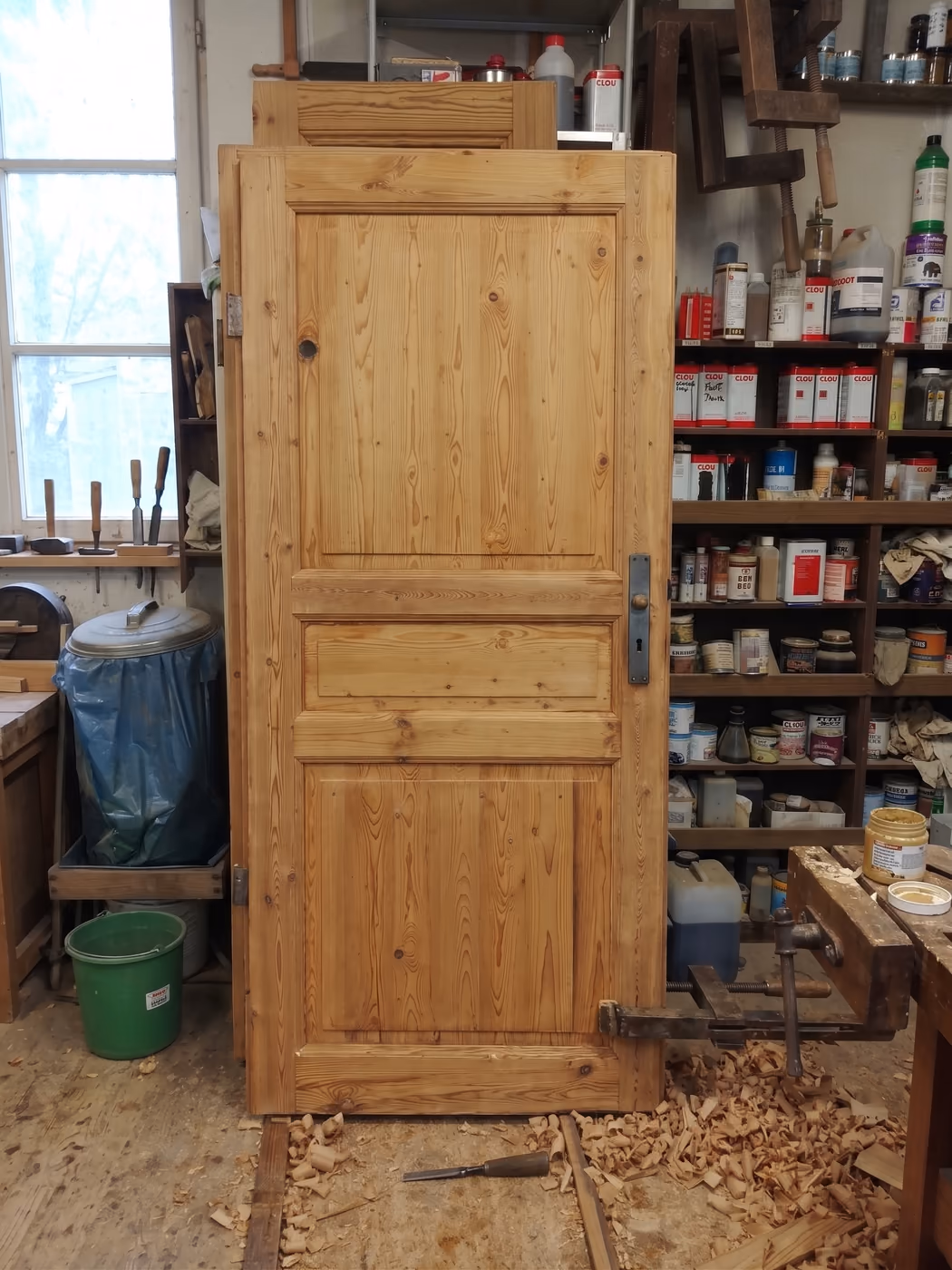 Abgelaugte Zimmertür in der Werkstatt