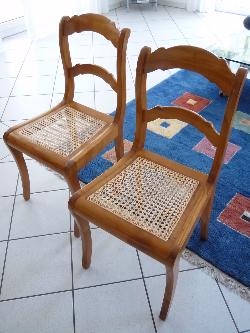 Stühle mit erneuerten Geflechtsitzen