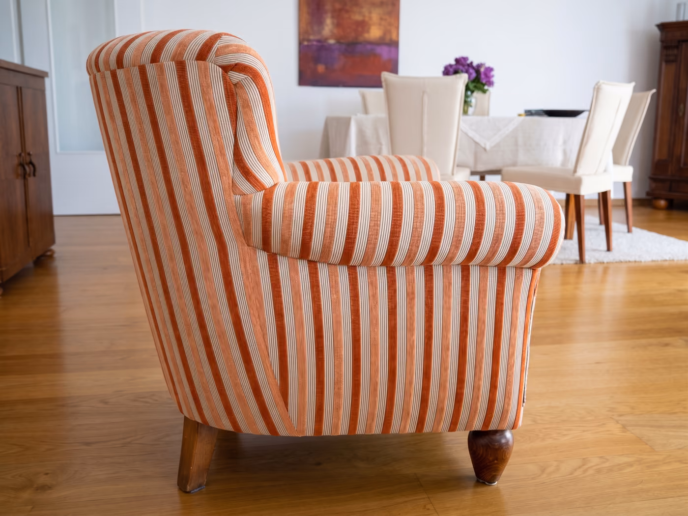 Neu bezogener Sessel mit Streifenstoff