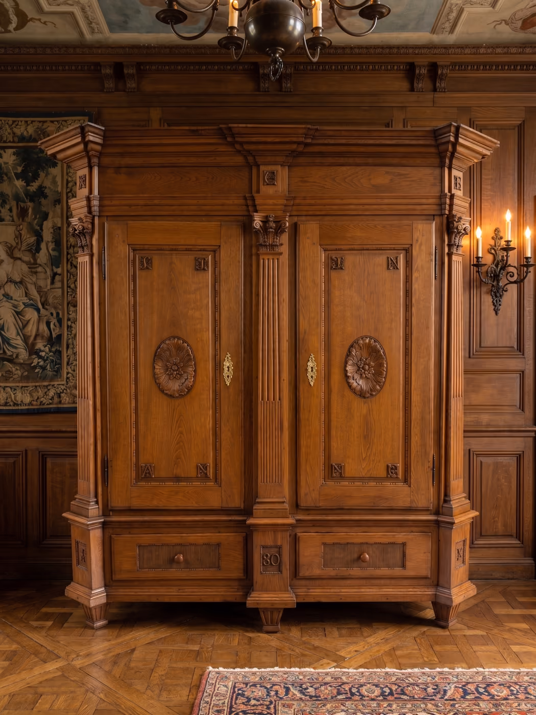 Restaurierter Kleiderschrank aus Massivholz