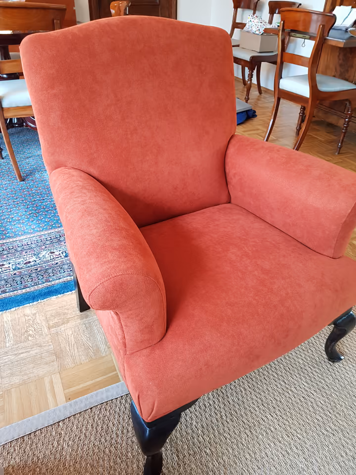 Sessel mit neuem rotem Bezug