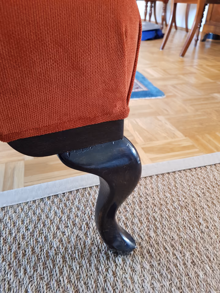 Sessel mit neuem rotem Bezug, Detail