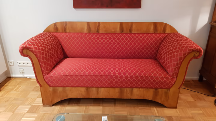 Sofa mit neuem rotem Bezug