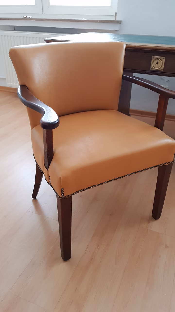 Sessel mit neuem Lederbezug