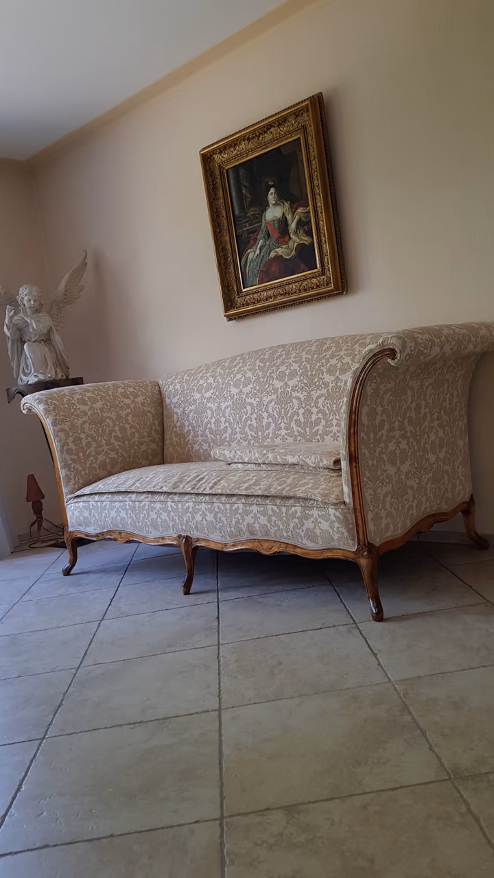 Helles Sofa im Wohnraum