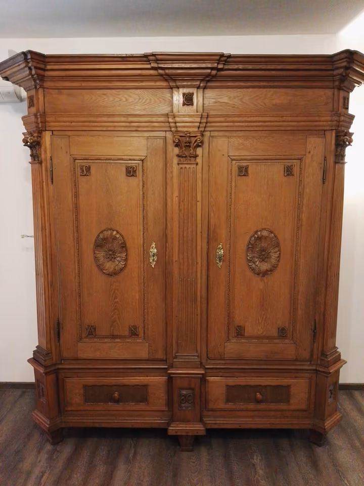 Restaurierter Dielenschrank