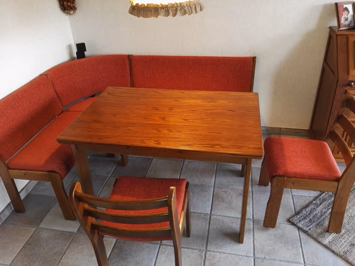 Eckbank mit neuem rotem Bezug